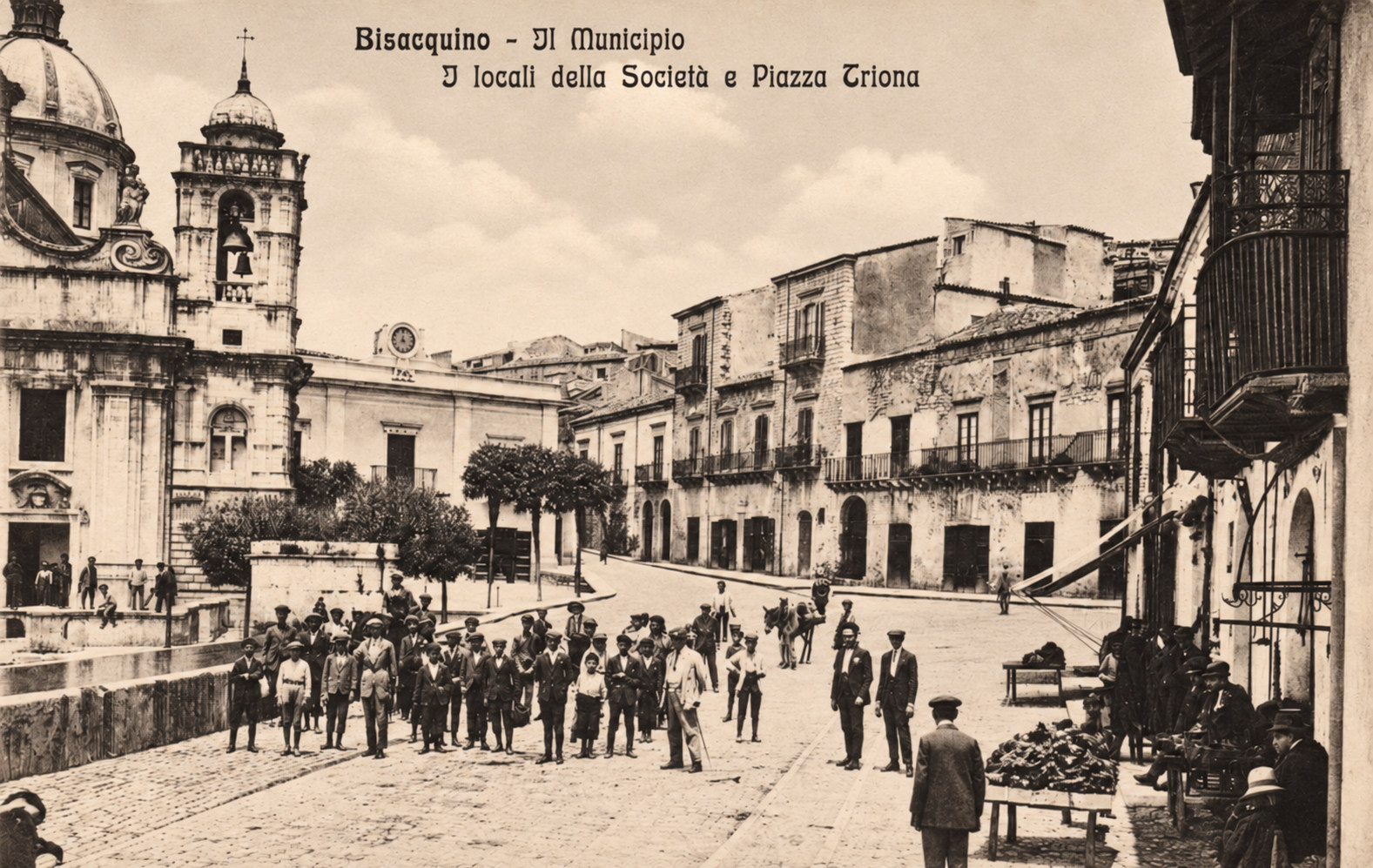 Bisacquino, Piazza Triona con il Municipio e i locali della Società in una cartolina storica